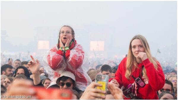 Deichbrand festival Tokio hotel: Doch dann gibt es technische Probleme. Als die Band von der Bühne geht, sind viele Fans geschockt. Ist das jetzt das Ende der Show?